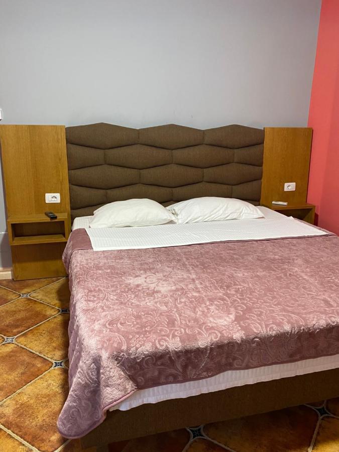 Pilo Lala Hotel Lushnje Bagian luar foto